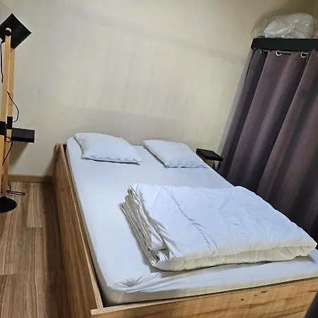 Maisonnette Au Bord Du Marin *